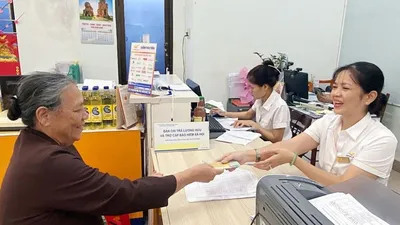 Người cao tuổi nhận trợ cấp tại điểm chi trả. Ảnh: BHXH Việt Nam