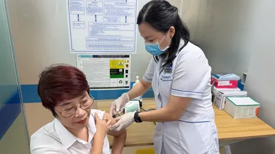 Nhân viên y tế được tiêm vaccine phòng bệnh. Ảnh: NGỌC DUNG