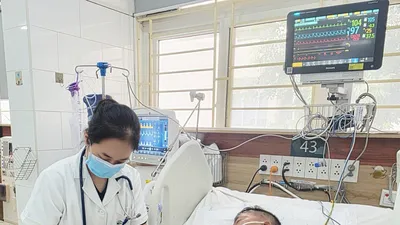 Người chồng được điều trị tích cực sau vụ cháy nhà ở Hải Phòng. Ảnh: NGUYÊN HÀ