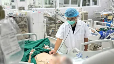 Bác sĩ Bệnh viện Bệnh Nhiệt đới Trung ương thăm khám cho bệnh nhân mắc cúm A. Ảnh: BVCC