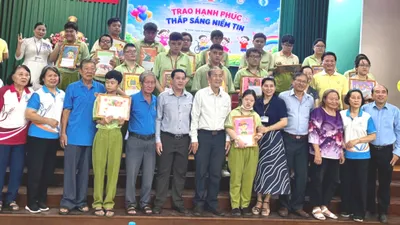 Trao 20 suất học bổng tiếp sức học viên khuyết tật vượt khó 