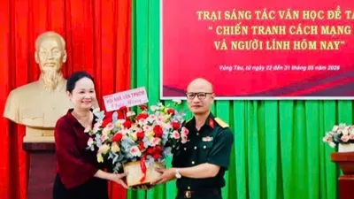 Nhà văn Trịnh Bích Ngân, Chủ tịch Hội Nhà văn TPHCM tặng hoa chúc mừng khai mạc trại sáng tác