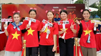 Hàng ngàn bạn trẻ tại TPHCM xếp hàng nhận vé “Concert Quốc gia: Tổ quốc trong tim”