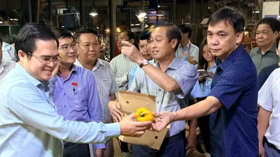Đoàn khảo sát giám sát hàng rau củ quả tại chợ Bình Điền. Ảnh: HOÀNG HÙNG