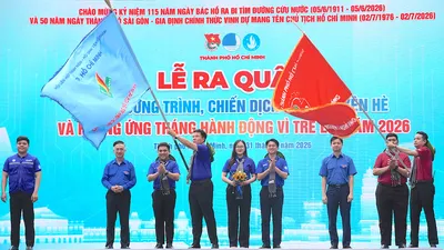 Đồng chí Đặng Minh Thông (thứ 2 từ trái vào) trao cờ xuất quân cho các đội tình nguyện. Ảnh: QUANG HUY