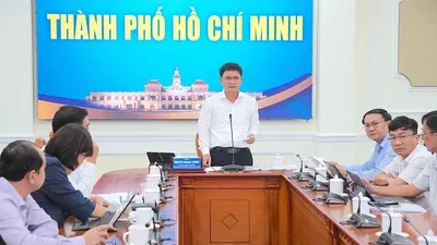Phó Chủ tịch UBND TPHCM Nguyễn Mạnh Cường báo cáo tại hội nghị. ẢNH QUANG HUY