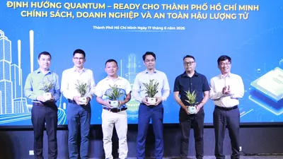 Phó Giám đốc Sở KH-CN TPHCM Trần Trọng Tuyên (ngoài cùng bên phải) tặng hoa cho các chuyên gia, diễn giả tại chương trình. QUANG HUY