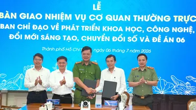 Các đồng chí lãnh đạo chứng kiến lễ ký kết bàn giao giữa 2 cơ quan. QUANG HUY