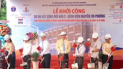 Các đại biểu làm thủ tục động thổ xây mới khu C. QUANG HUY
