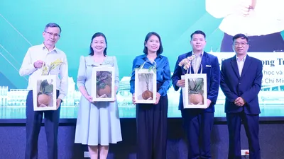 Phó Giám đốc Sở KH-CN TPHCM Trần Trọng Tuyên tặng quà lưu niệm cho các đại biểu. QUANG HUY