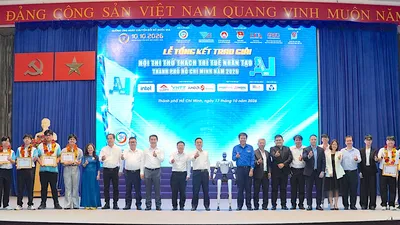 Đại biểu chụp hình cùng 2 đội đoạt giải nhất. QUANG HUY