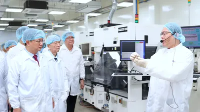 Phó Chủ tịch UBND TPHCM Nguyễn Mạnh Cường cùng đại biểu tham quan xưởng ATP Lab. QUANG HUY