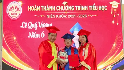 Hiệu trưởng Trường Tiểu học Nguyễn Bỉnh Khiêm (ngoài cùng bên phải) trao chứng nhận hoàn thành chương trình tiểu học cho học sinh lớp 5