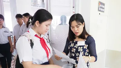 Thí sinh làm thủ tục dự thi tại điểm thi THCS Đống Đa vào sáng 31-5