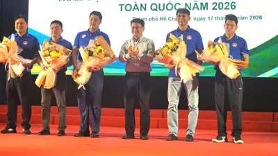 Đại điện Đoàn thể thao học sinh TPHCM nhận hoa chúc mừng của lãnh đạo thành phố.