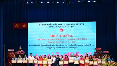 Tập thể và cá nhân đạt thành tích xuất sắc nhận bằng khen của Chủ tịch UBND TPHCM