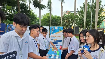 Học sinh khối 10 Trường THPT Thoại Ngọc Hầu - một trong những trường học mới đưa vào hoạt động trong năm học 2026-2027, tham gia hoạt động đầu năm