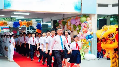 Học sinh Trường THCS Nguyễn Du (phường Bến Thành, TPHCM) dự lễ khai giảng năm học 2025-2026