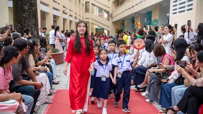Học sinh lớp 1 Trường Tiểu học Nguyễn Bỉnh Khiêm (phường Sài Gòn) tham gia ngày hội "Chào Nguyễn Bỉnh Khiêm - Chào những điều mới"