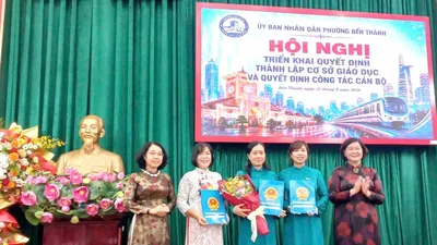 Hội nghị triển khai quyết định thành lập cơ sở giáo dục và quyết định công tác cán bộ do UBND phường Bến Thành (TPHCM) tổ chức sáng 25-8 