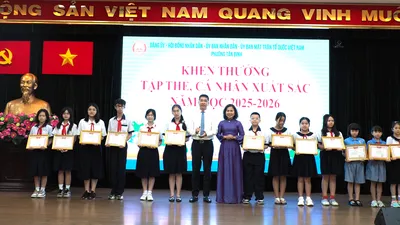 Lãnh đạo UBND phường Tân Định trao giấy khen cho học sinh có thành tích xuất sắc trong năm học 2025-2026