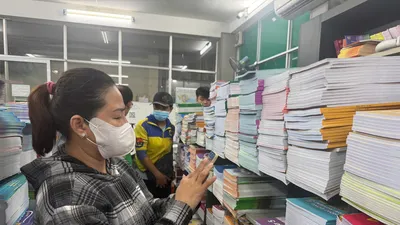 Phụ huynh mua SGK tại trụ sở NXBGDVN tại TPHCM sáng 29-8