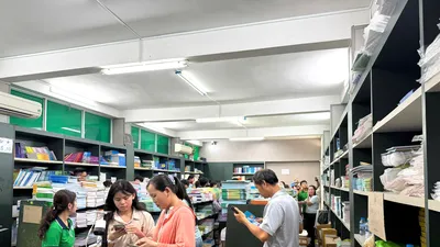 Phụ huynh mua SGK cho con tại trụ sở NXBGDVN tại TPHCM vào sáng 31-8