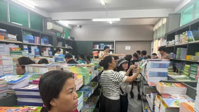 Phụ huynh mua trực tiếp SGK tại trụ sở NXBGDVN taị TPHCM trong dịp lễ 2-9