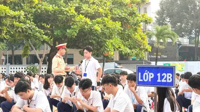 Học sinh TPHCM tìm hiểu về việc chấp hành an toàn giao thông trên đường đến trường