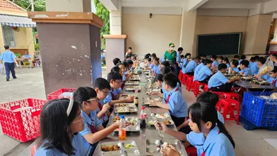 Tổ chức ăn bán trú là một trong các dịch vụ phục vụ, hỗ trợ hoạt động giáo dục được triển khai khoản thu trong năm học này