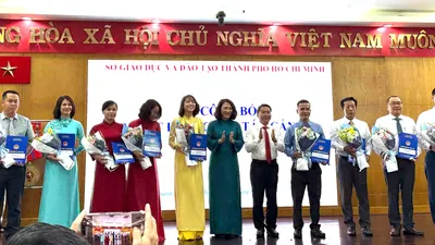 Các cán bộ quản lý nhận quyết định điều động, bổ nhiệm chiều 1-10
