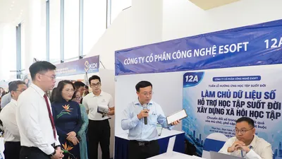 Phó Chủ tịch UBND TPHCM Trương Minh Huy Vũ cùng đại diện các sở, ban, ngành tham quan gian hàng về giải pháp công nghệ