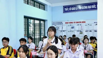 Học sinh Trường THPT Bình Hưng Hòa (phường Bình Hưng Hòa, TPHCM) đối thoại với ban giám hiệu nhà trường