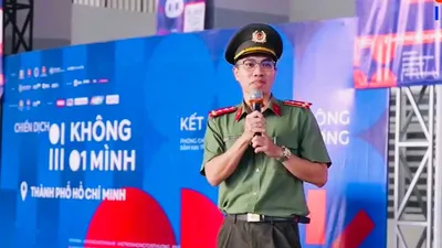 Đại úy Lê Ngọc Khánh, báo cáo viên Phòng An ninh mạng, Công an TPHCM, phát biểu tại lễ phát động Chiến dịch “Không một mình - Kết nối không tổn thương” diễn ra tại Trường Tiểu học - THCS - THPT Nam Sài Gòn (phường Tân Mỹ) vào sáng 26-10