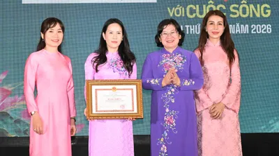 Phó Bí thư Thành ủy TPHCM Văn Thị Bạch Tuyết trao Bằng khen của Chủ tịch UBND TPHCM đến tập thể Nhà Văn hóa Phụ nữ Thành phố. Ảnh: VIỆT DŨNG