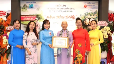 Bà Trịnh Thị Thanh, Phó Chủ tịch Thường trực Hội LHPN TPHCM, trao Bằng khen đến họa sĩ Đặng Ái Việt. Ảnh: THÁI PHƯƠNG