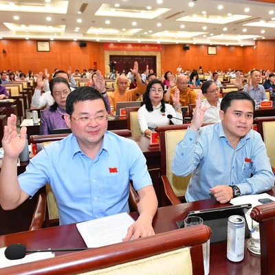 Podcast bản tin trưa 8-12: Sở An toàn thực phẩm TPHCM có không quá 3 phó giám đốc; Truy tìm 2 phạm nhân trốn khỏi nơi giam giữ