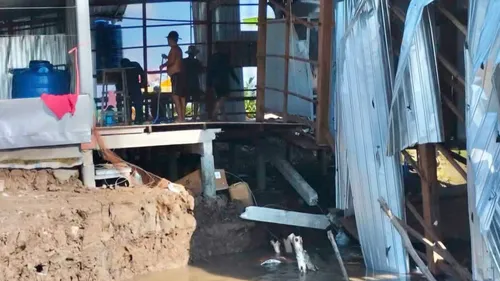 Cà Mau: Liên tiếp sạt lở đất trong đêm, nhiều nhà dân hư hỏng