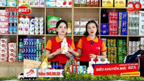 Nhân viên SatraMart đường Phạm Hùng giới thiệu sản phẩm trong phiên livestream bán hàng trực tuyến (ẢNH: HOÀNG HÙNG)