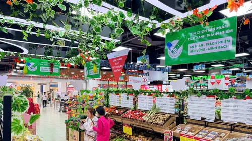 Người tiêu dùng lựa chọn thực phẩm tại khu vực sản phẩm “Tick xanh trách nhiệm” ở Centre Mall Võ Văn Kiệt (SATRA Võ Văn Kiệt), TPHCM (Ảnh: HOÀNG HÙNG)