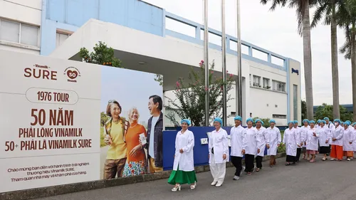 Những người tiêu dùng đồng niên 1976 tham quan Nhà máy Sữa Tiên Sơn (ở Bắc Ninh). Ảnh: Vi Nam