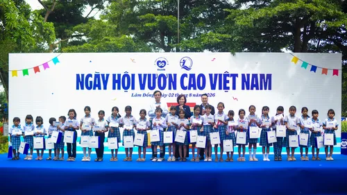 Các đại biểu trao tặng những phần học bổng Vinamilk đến cho các em học sinh Trường Tiểu học An Hiệp (Ảnh: Hải An)