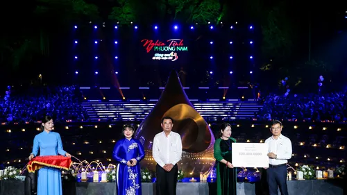 Đại diện Lãnh đạo Ngân hàng TMCP Ngoại thương Việt Nam tham dự và trao quà tại sự kiện