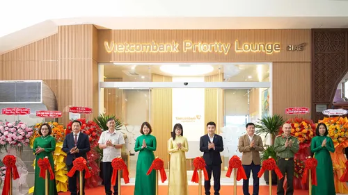 Đại diện lãnh đạo Vietcombank, CIAS và các cơ quan, đơn vị tại Cảng hàng không quốc tế Cam Ranh thực hiện nghi thức cắt băng khai trương Vietcombank Priority Lounge Cam Ranh