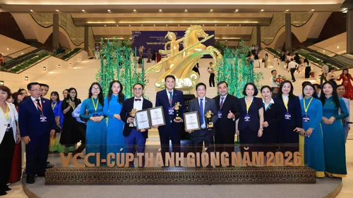 Các doanh nhân được vinh danh chụp ảnh lưu niệm cùng đại biểu tại lễ trao danh hiệu “Doanh nhân Việt Nam tiêu biểu – Cúp Thánh Gióng năm 2026”