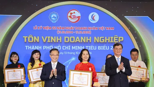 Bà Diệp Hồng Di, Phó Tổng Giám đốc Thường trực Saigon Co.op (áo dài đỏ), nhận danh hiệu Doanh nghiệp TPHCM tiêu biểu năm 2026. Ảnh: HOÀNG TRIỀU