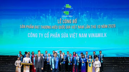 Ông Nguyễn Quang Trí, Giám đốc điều hành Marketing Vinamilk, đón nhận danh hiệu Thương hiệu quốc gia Việt Nam lần thứ 10 năm 2026 (Ảnh: Minh Anh)
