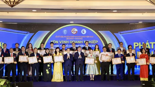 Ông Lâm Quốc Thanh, Tổng Giám đốc SATRA, nhận chứng nhận và biểu trưng danh hiệu Doanh nghiệp TPHCM tiêu biểu năm 2026 tại lễ tôn vinh ngày 13-10