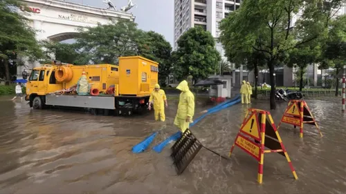 Lực lượng chức năng của Hà Nội ứng trực tại một điểm ngập lụt. 