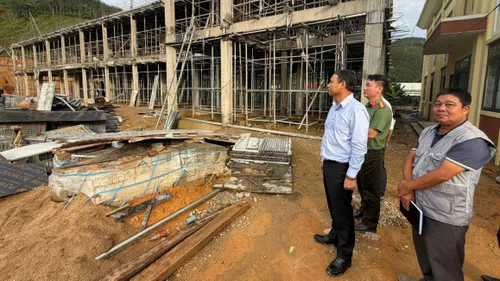 Ông Hồ Kỳ Minh, Phó Chủ tịch Thường trực UBND TP Đà Nẵng kiểm tra tiến độ xây dựng trường phổ thông nội trú liên cấp